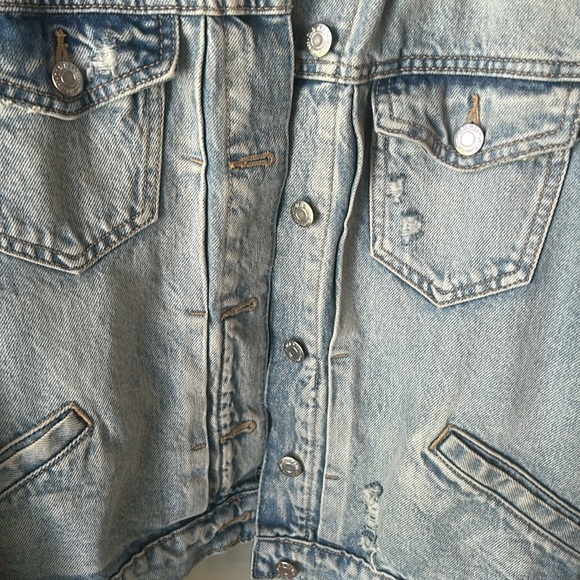 Old Navy Cropped denim jacket with distressing, light wash size large - Picture 3 of 5
